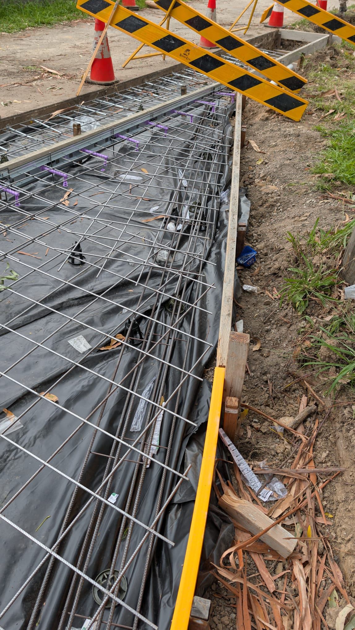 Reinforced concrete pavement over membrane